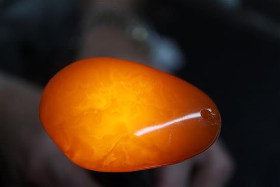 An amber pebble pendant, gross weight 22grams, 59mm.